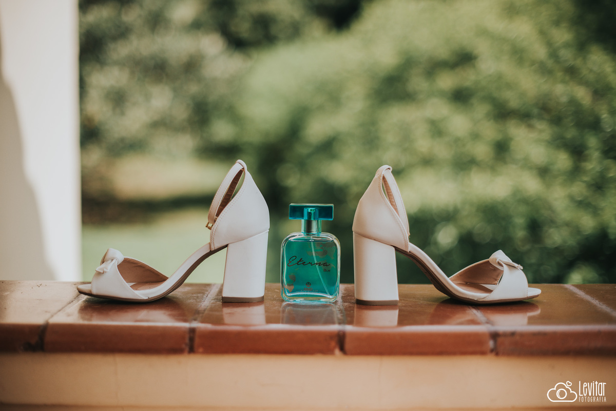 Sapato e perfume da Noiva no Making of Noiva