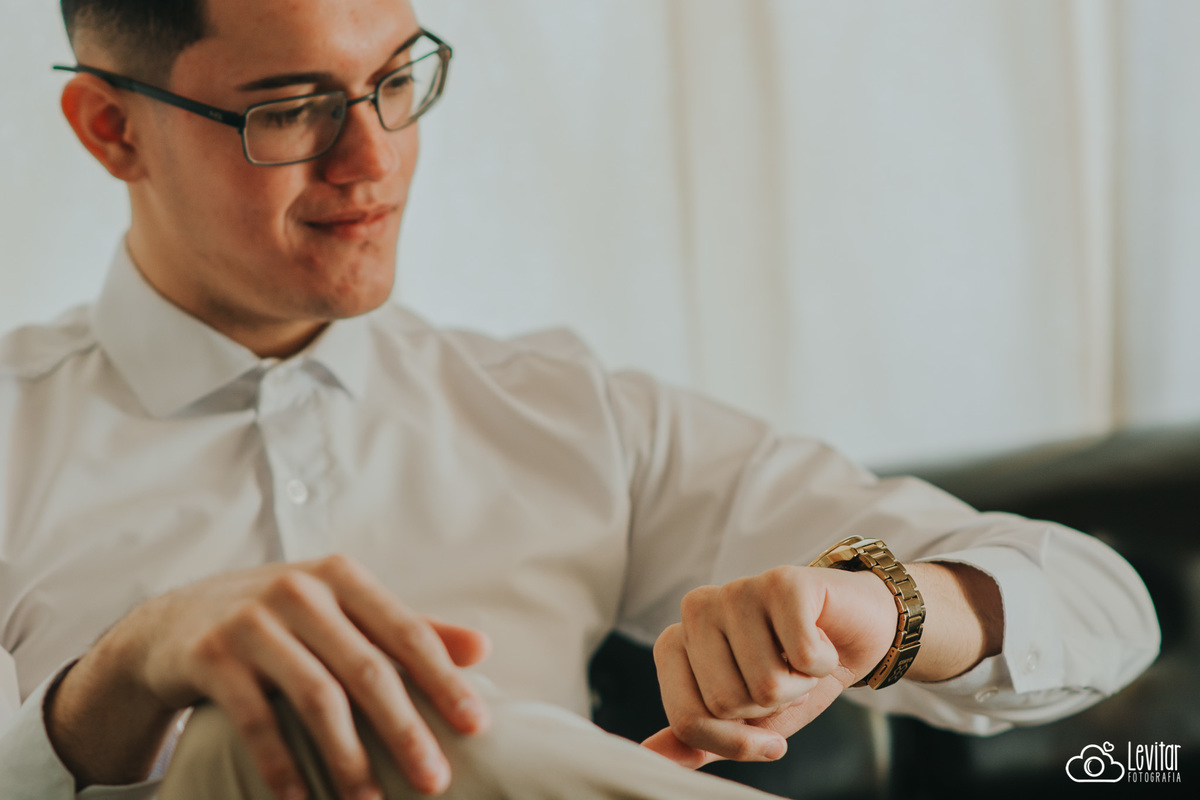Noivo ansioso olhando no relógio antes de casar