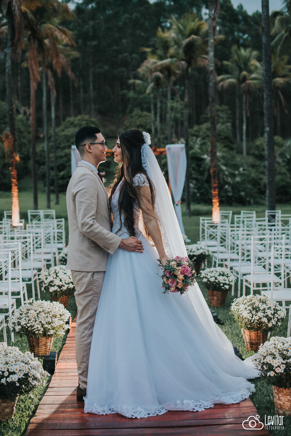 noivo e noiva se olhando um de frente para o outro