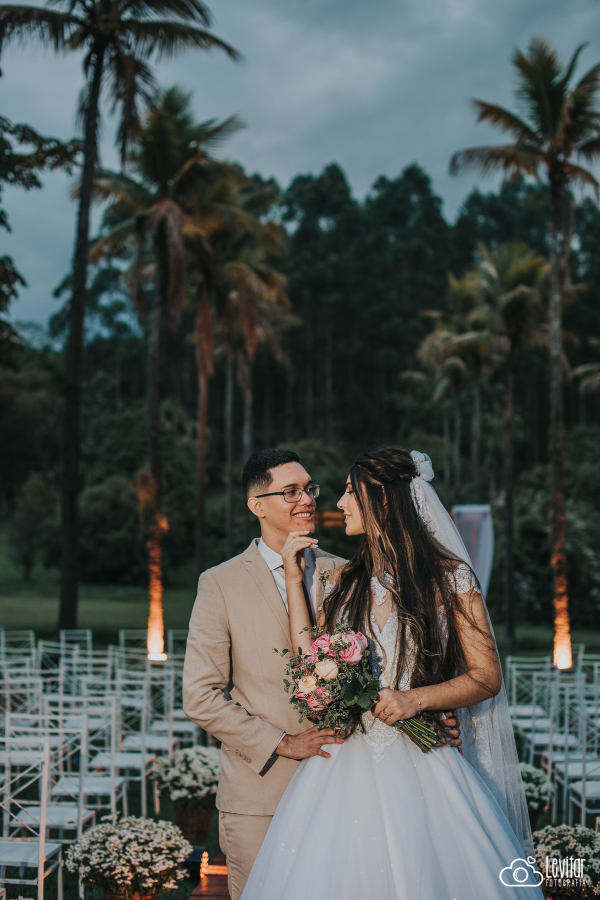 Noivos no Mini ensaio após a cerimônia