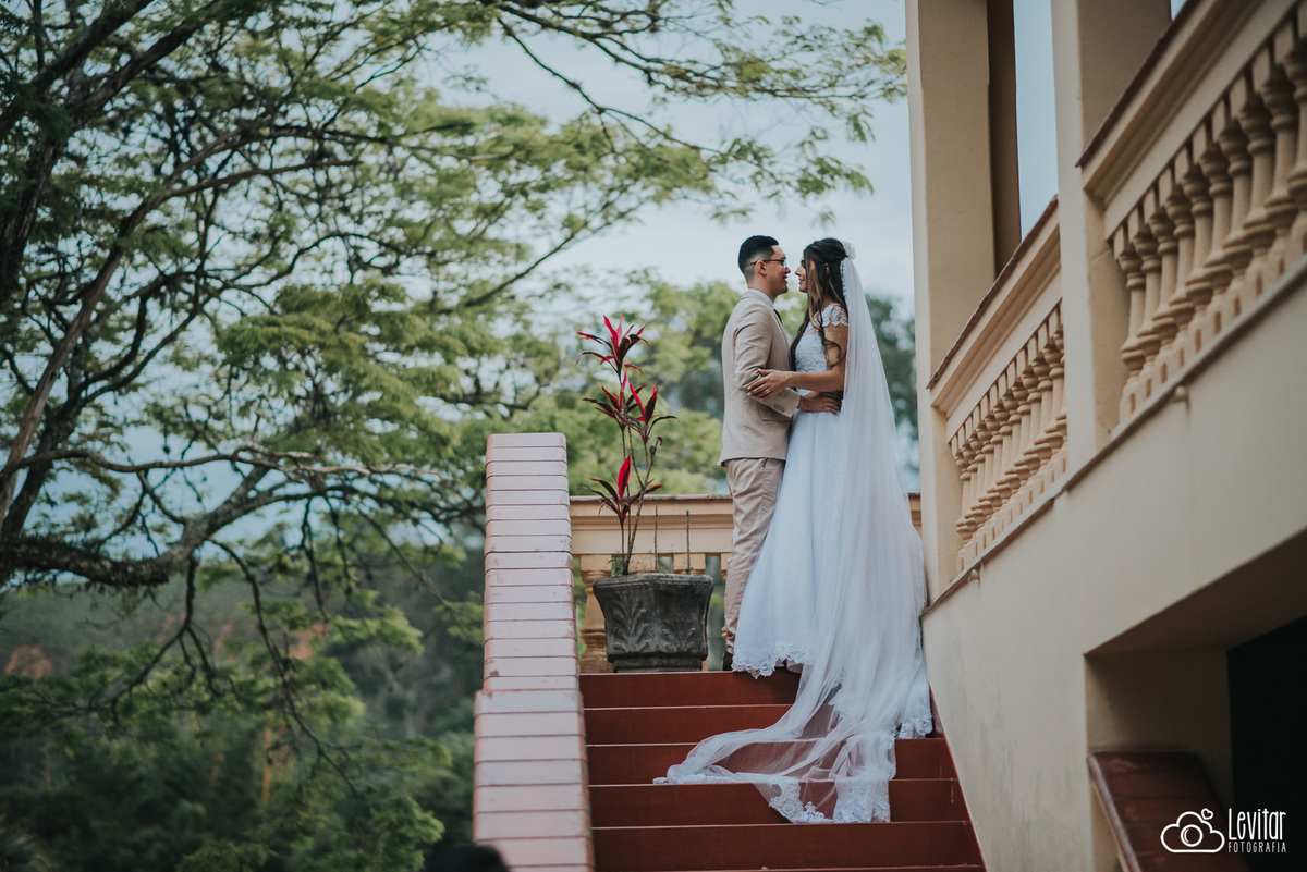 noivos na escada fazenda marambaia