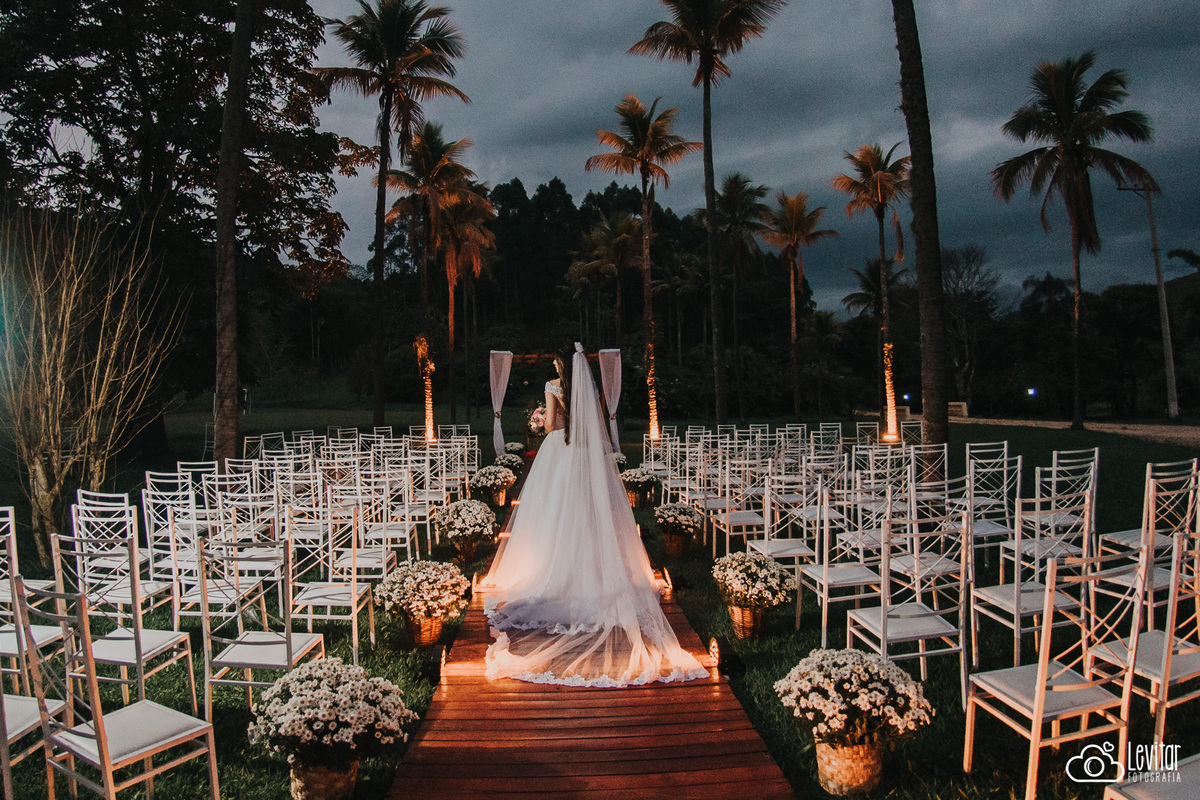 Noiva em meio as Palmeiras da Fazenda Marambaia
