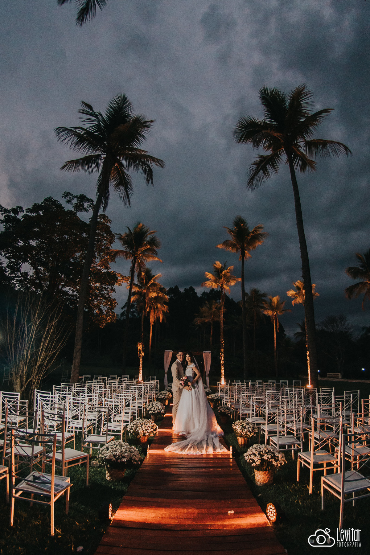 Noivos em meio as Palmeiras da Fazenda Marambaia