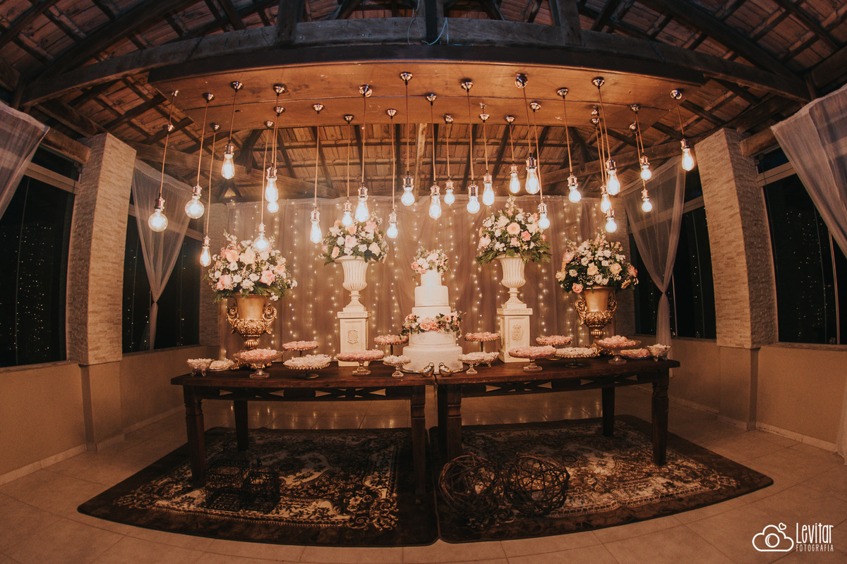 decoração mesa do bolo no salão de festas da fazenda marambaia