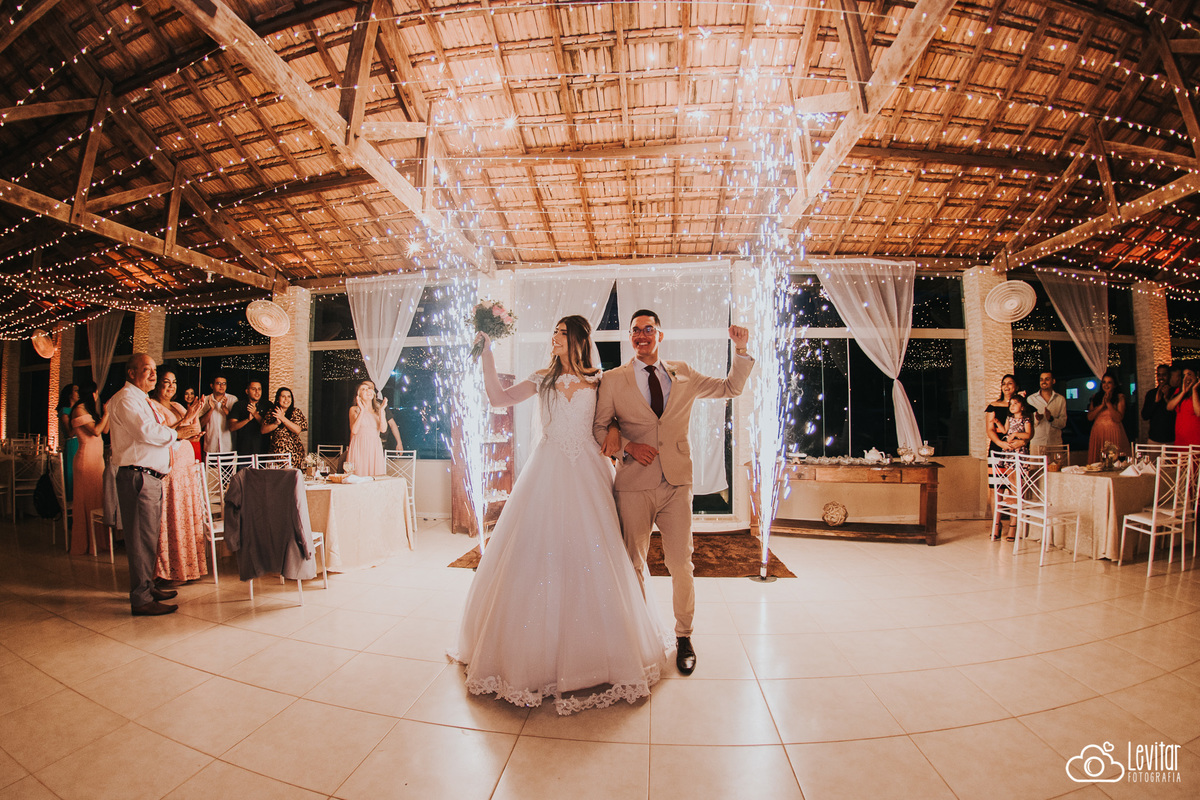 Entrada dos noivos no salão de festa da fazenda marambaia