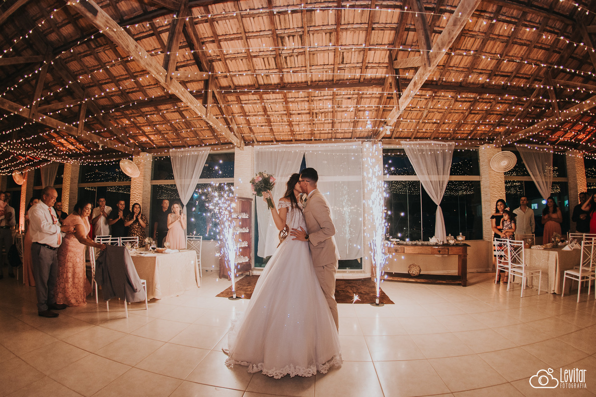 Entrada dos noivos no salão de festa da fazenda marambaia com fogos in door