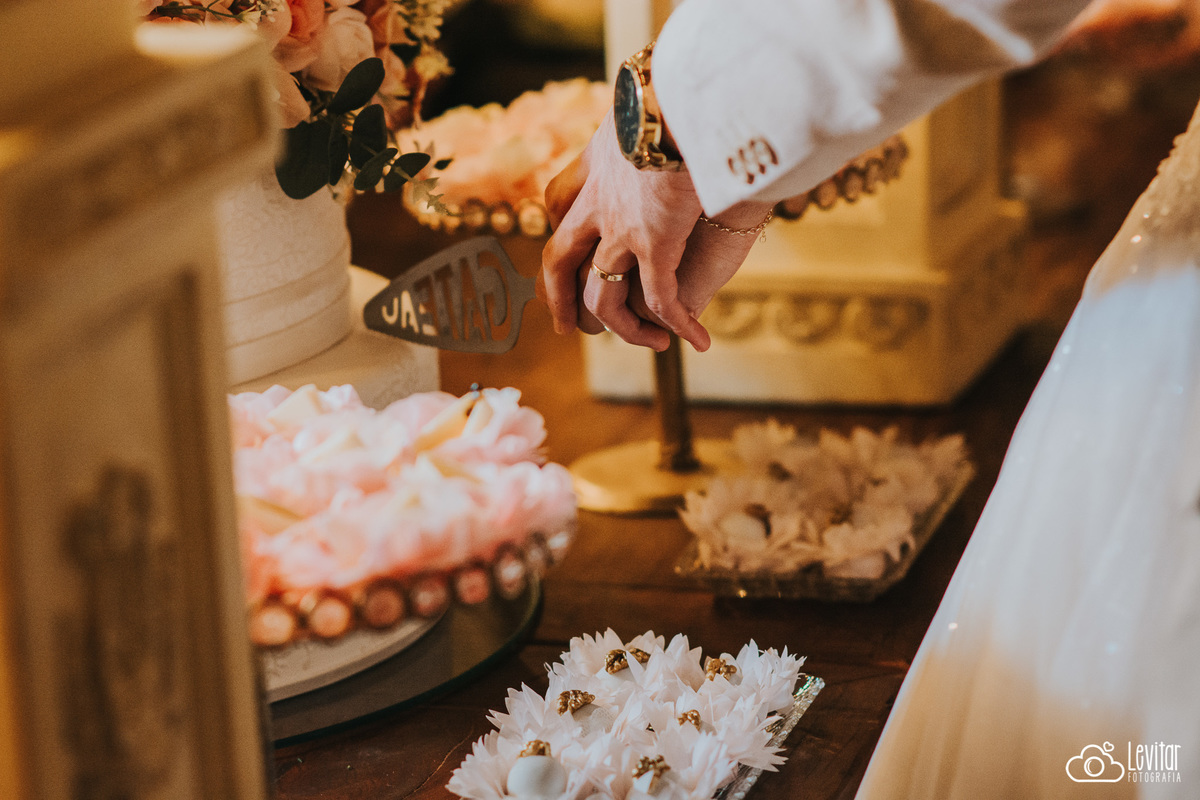 noivos e corte do bolo 