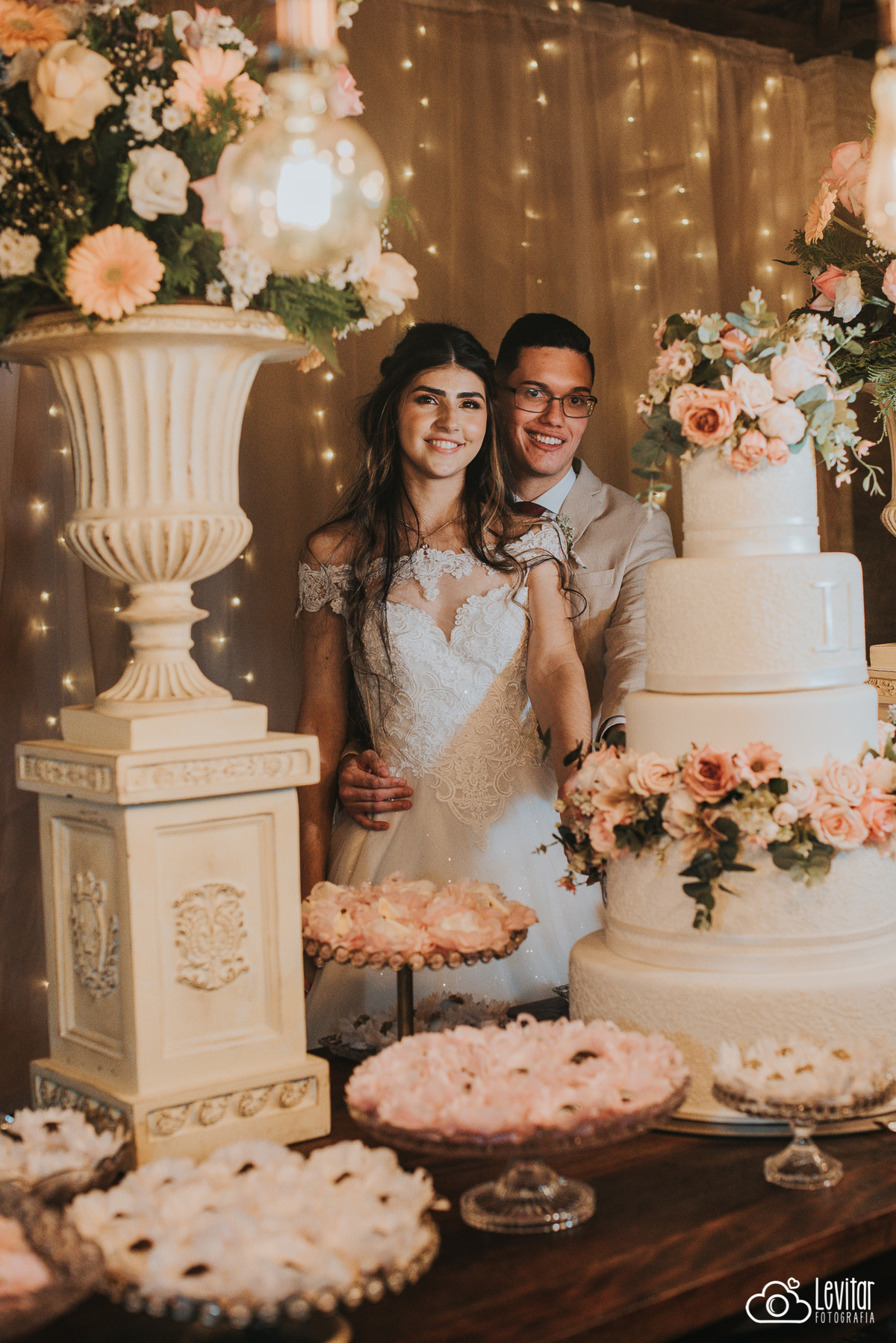 noivos cortando o bolo