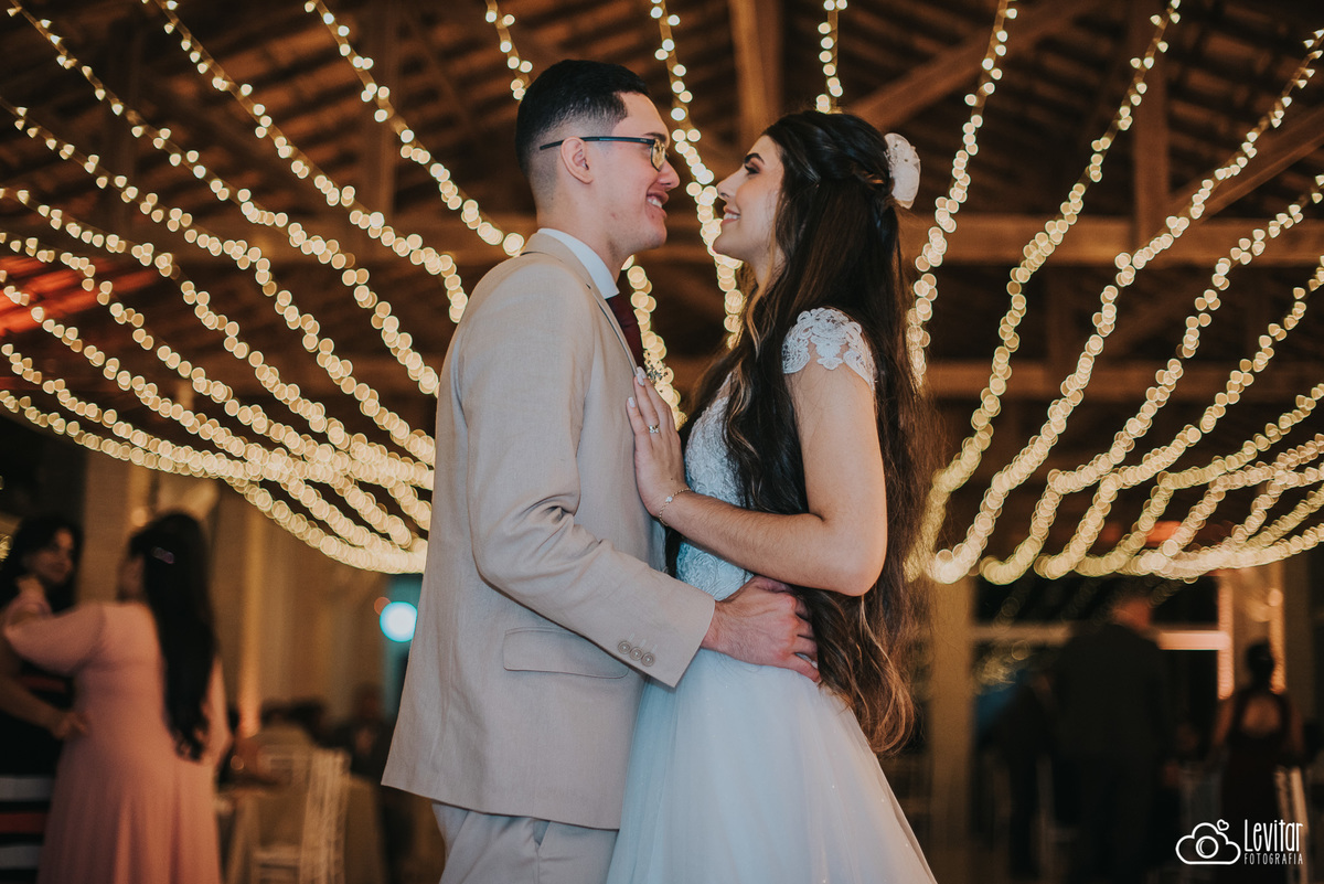 Noivos com a decoração