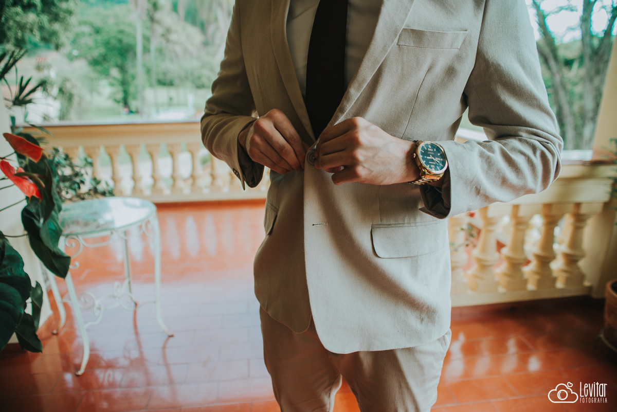 Noivo arrumando terno na Fazenda Marambaia 