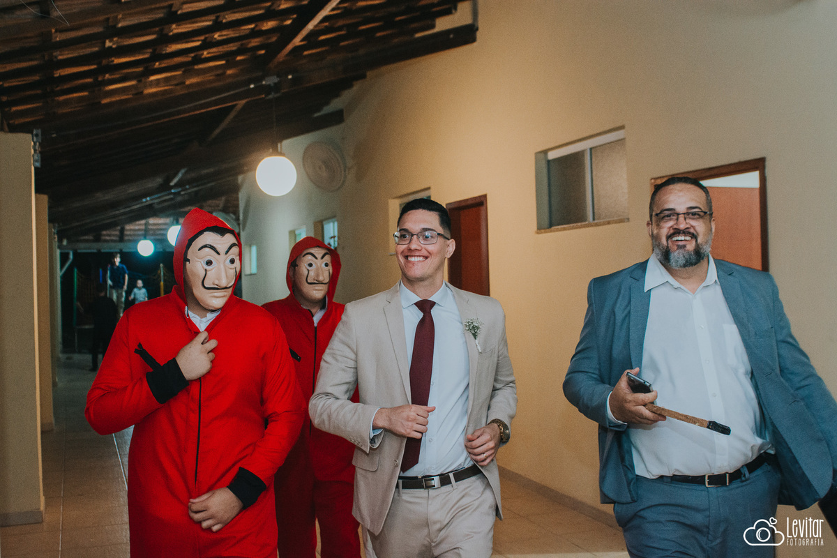 momento da gravata divertido com personagens da série la casa de papel