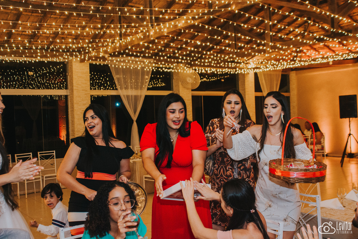 amigas da noiva no salão de festas fazendo o momento do sapatinho