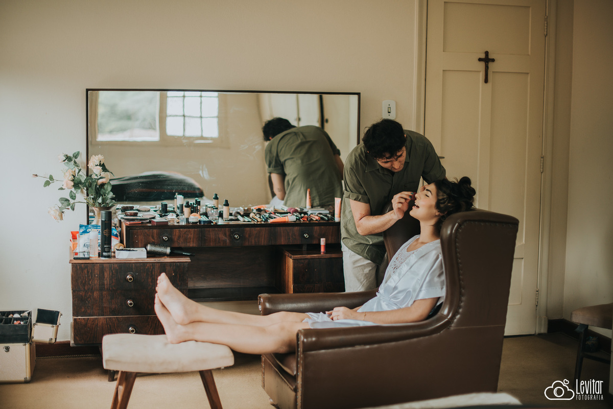 Noiva sendo maquiada na Fazenda Marambaia