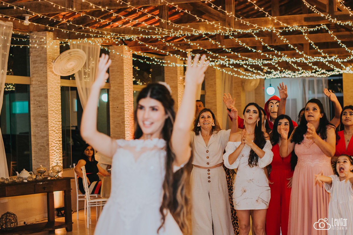 noiva jogando o buquÊ
