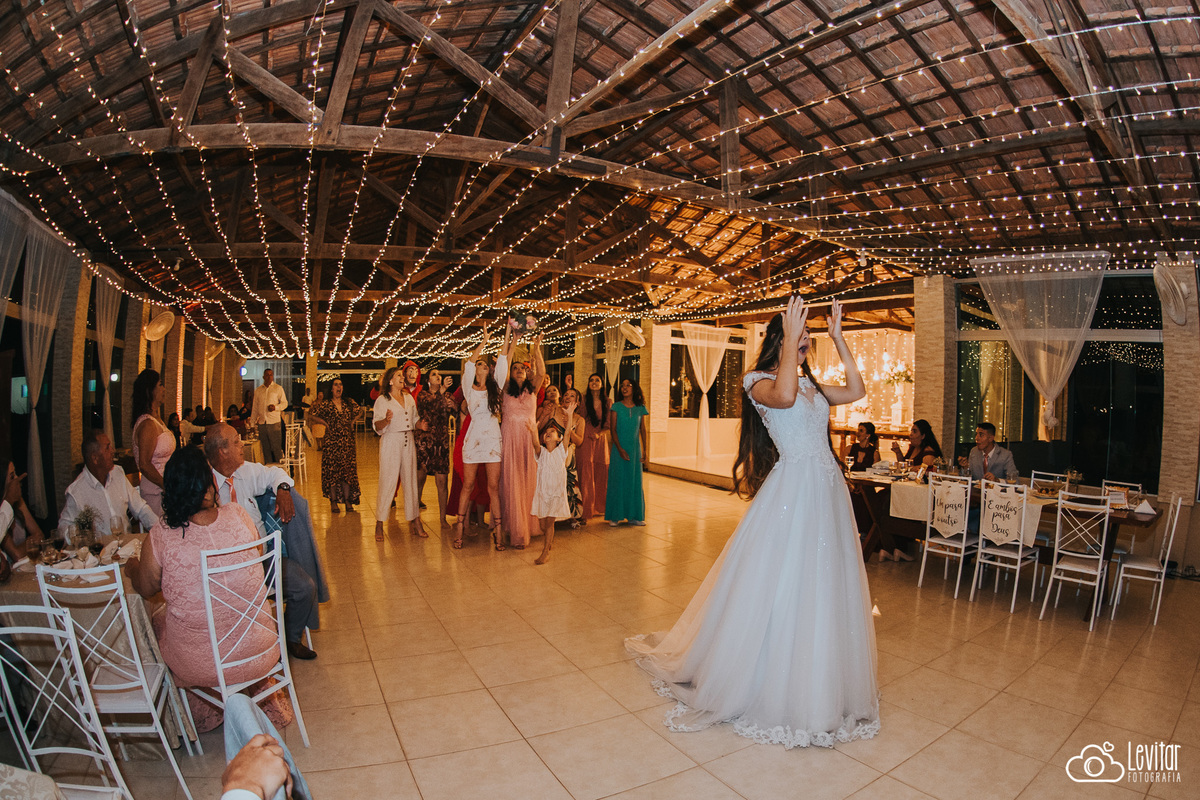 momento noiva jogando buquê