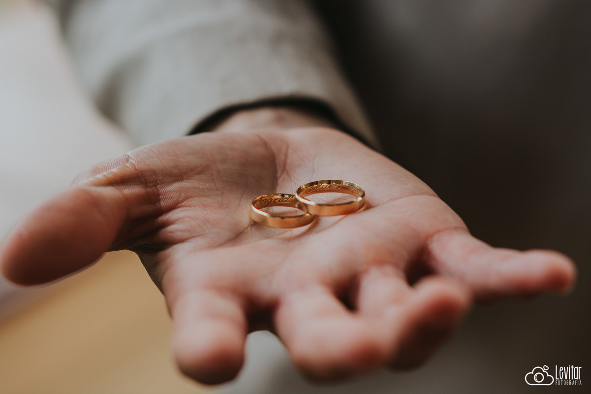 Alianças na mão do noivo