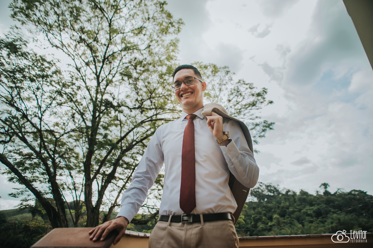 Noivo indo para a cerimônia de seu casamento