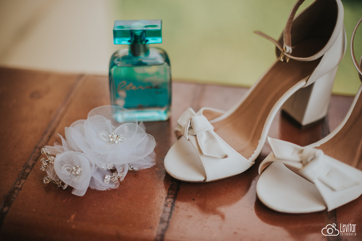 Sapato e perfume da Noiva no Making of Noiva