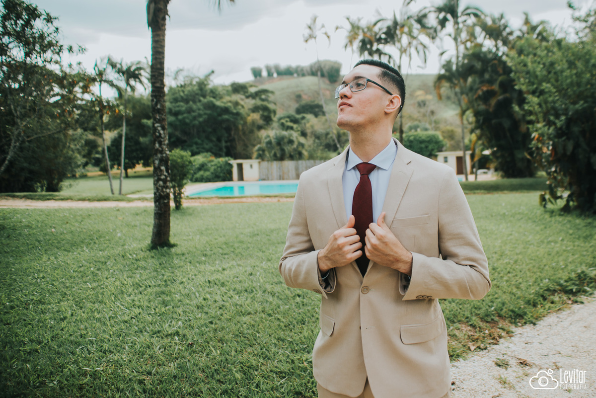 Noivo aguardando a cerimônia