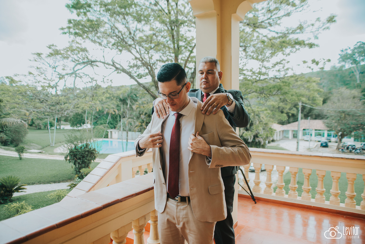 Pai do Noivo arrumando o terno do filho