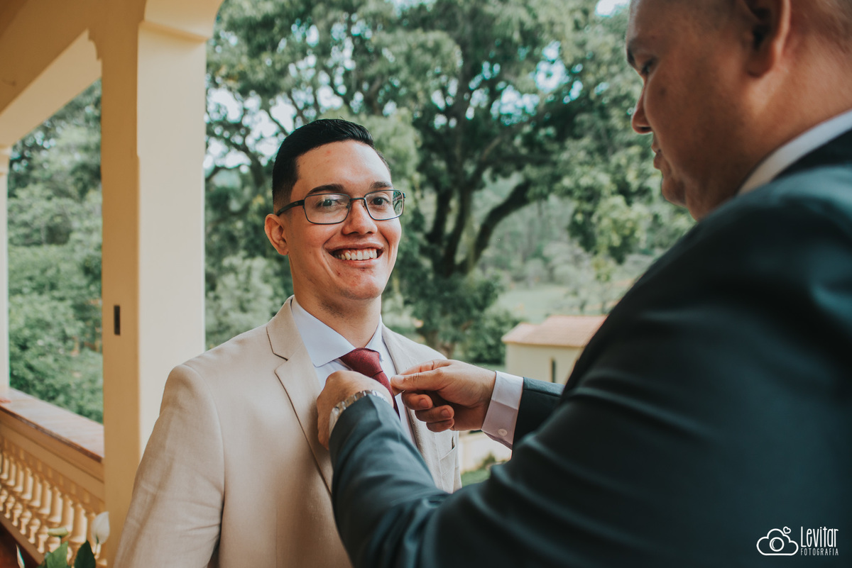 pai do Noivo arrumando a gravata do filho antes de casar
