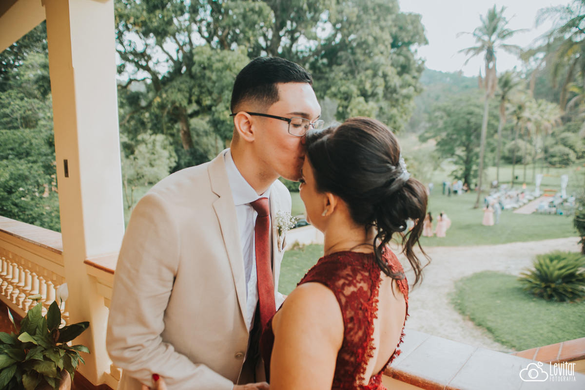 Noivo beijando a testa de sua Mãe 