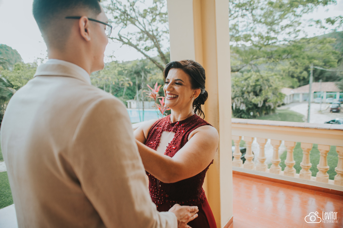 Mãe do Noivo ajeitando o terno dele