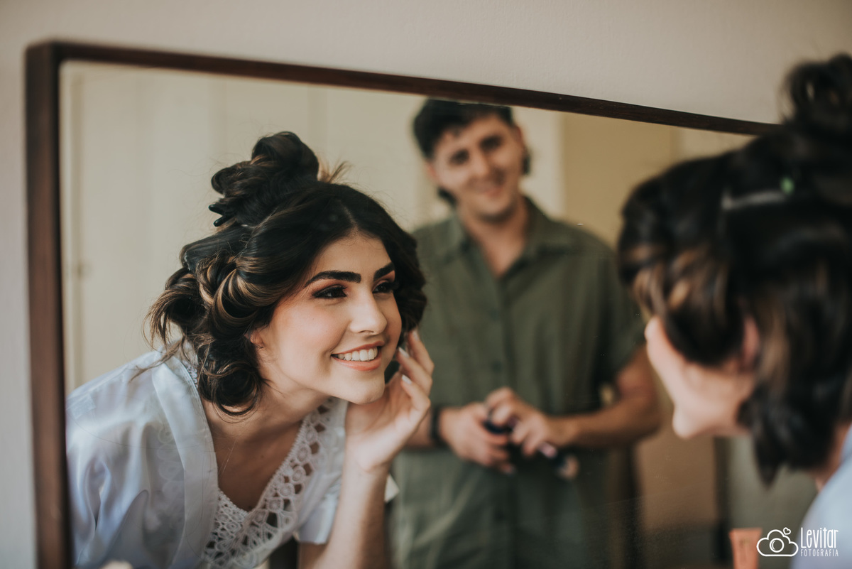 Noiva verificando como ficou a maquiagem