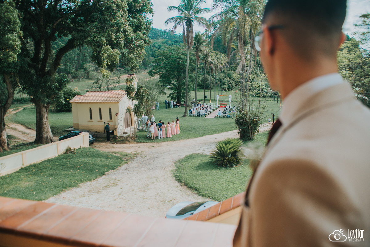noivo olhando para o local da cerimônia 