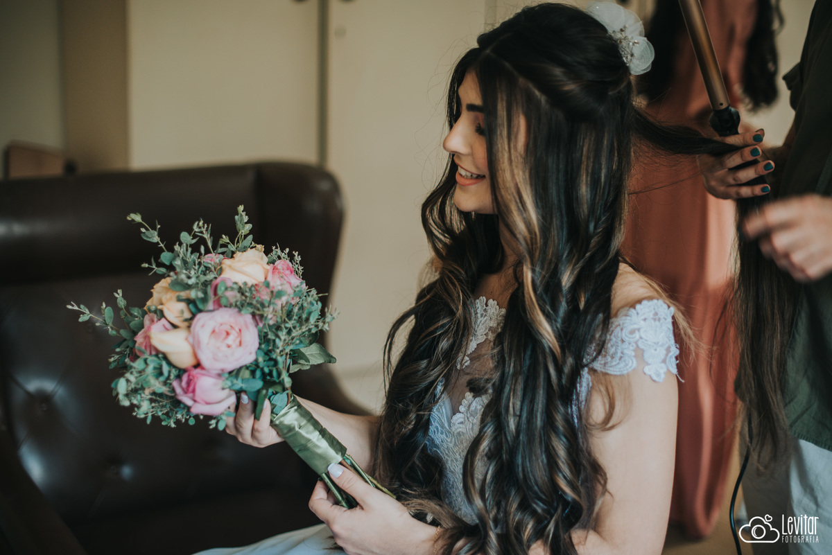 Noiva admirando Buquê