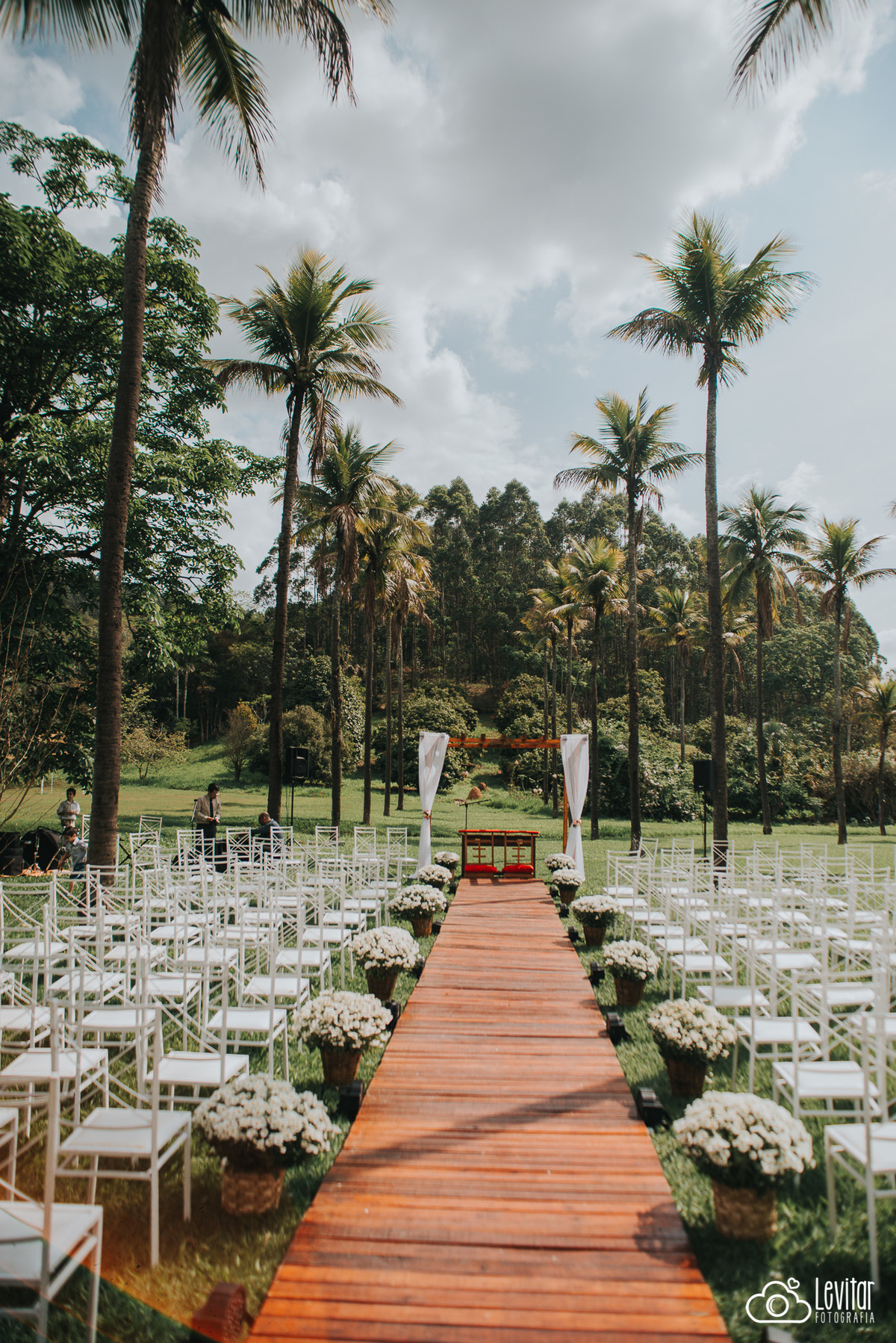 Decoração casamento ao ar livre durante o dia na Fazenda Marambaia