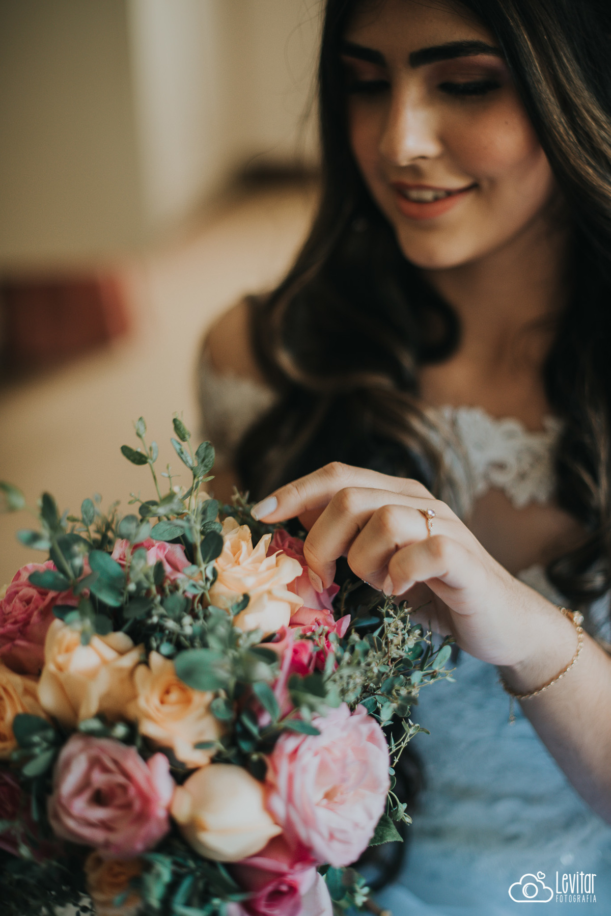 detalhe Noiva tocando buquê