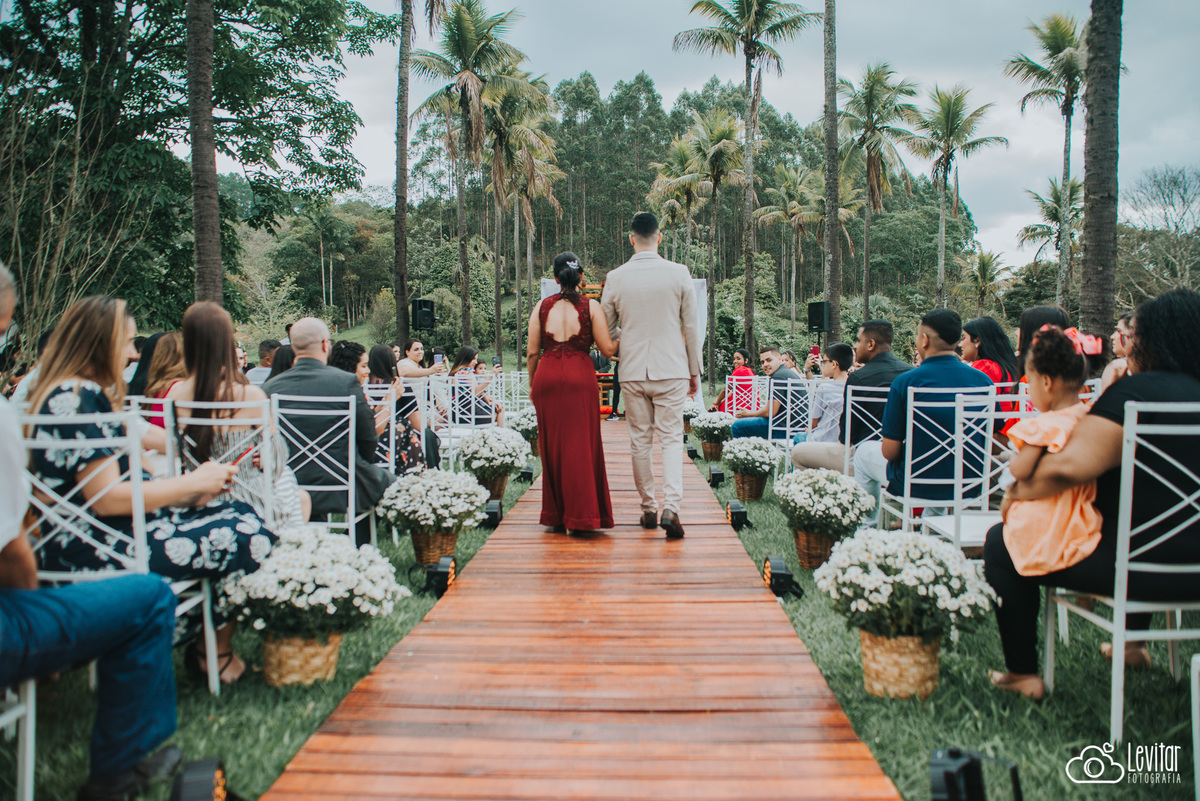 entrada do Noivo com sua mãe, foto de costas 