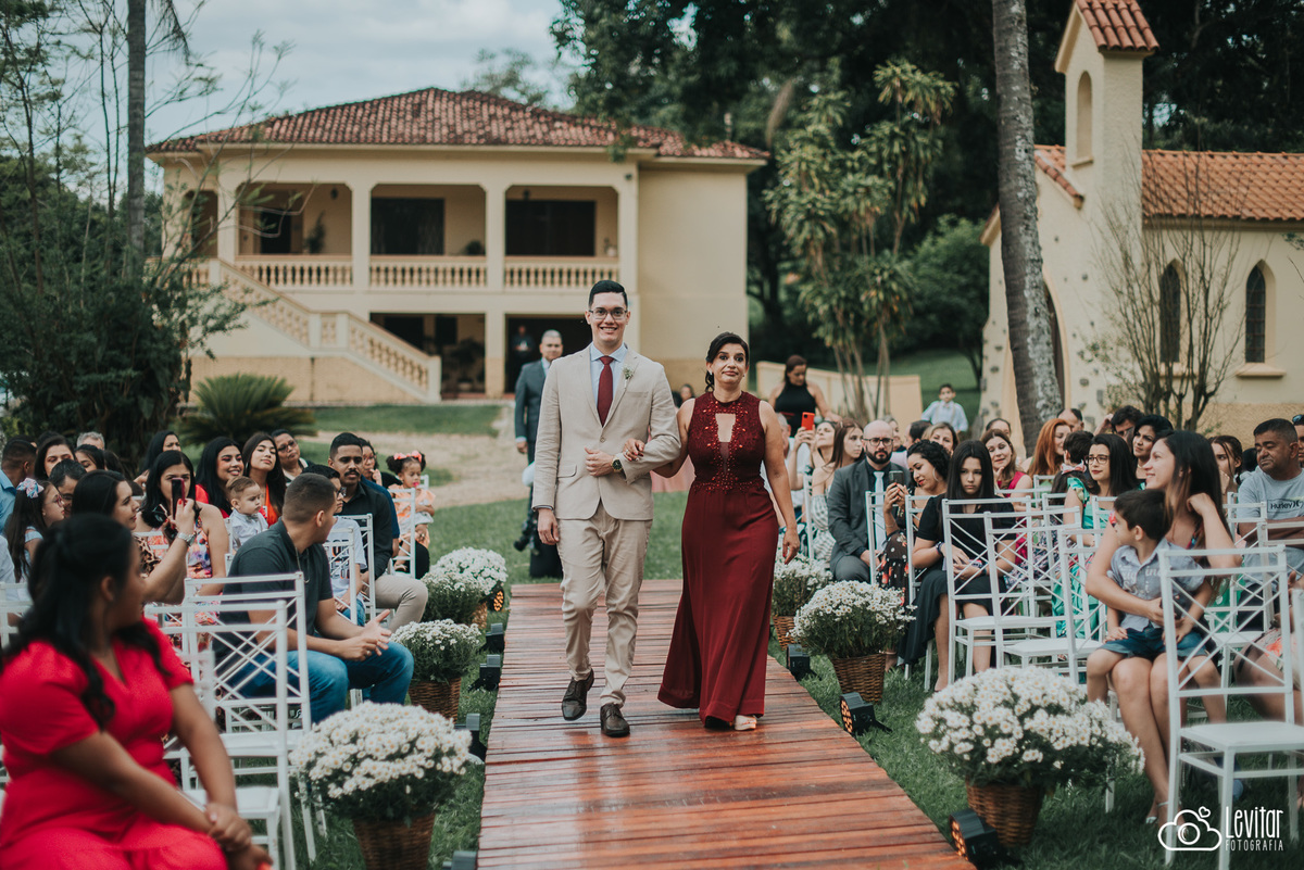 entrada do Noivo com sua mãe, foto de frente