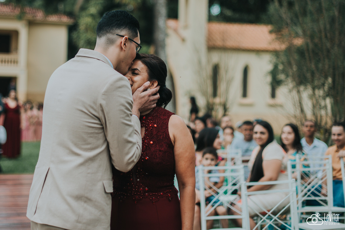 Filho beijado testa da Mãe