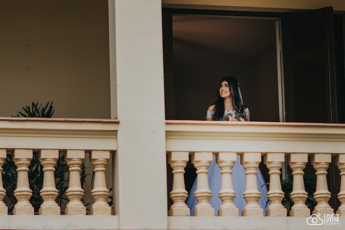 Noiva indo para a cerimônia de seu casamento na Fazenda Marambaia