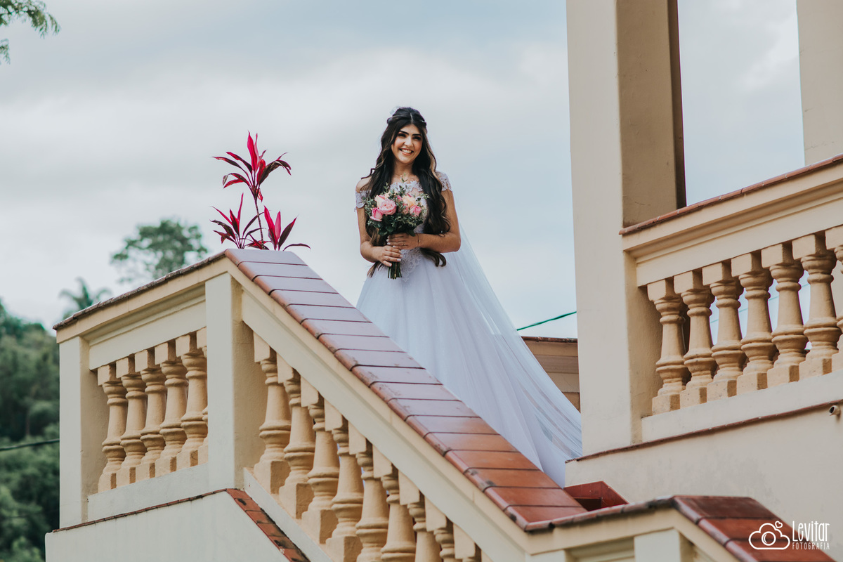 Noiva descendo escadas da Fazenda Marambaia 