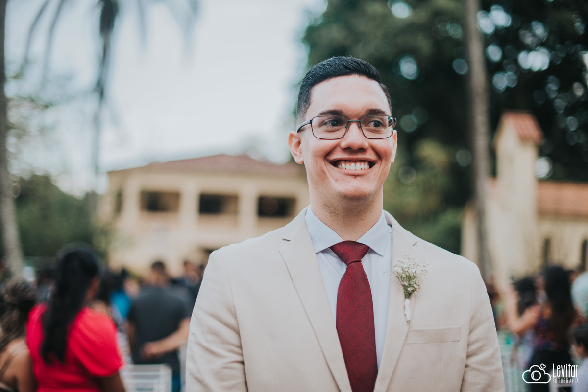 Noivo de costas esperando 