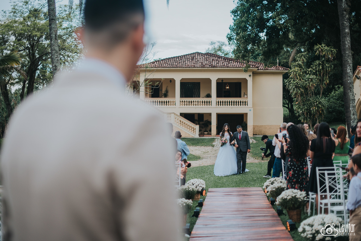 Entrada Noiva com seu pai , noivo olhando para eles