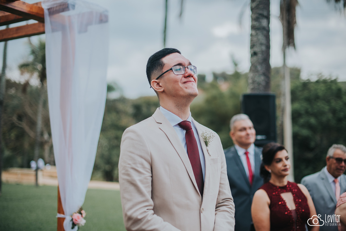 Noivo emocionado ao ver sua Noiva