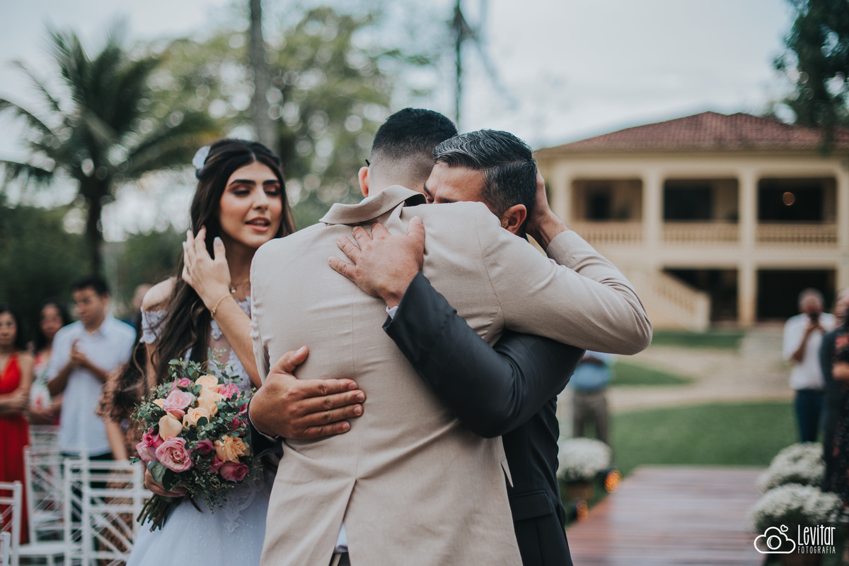 abraço do noivo com o pai da noiva