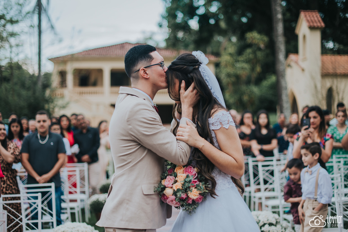 noivo beijando testa da noiva