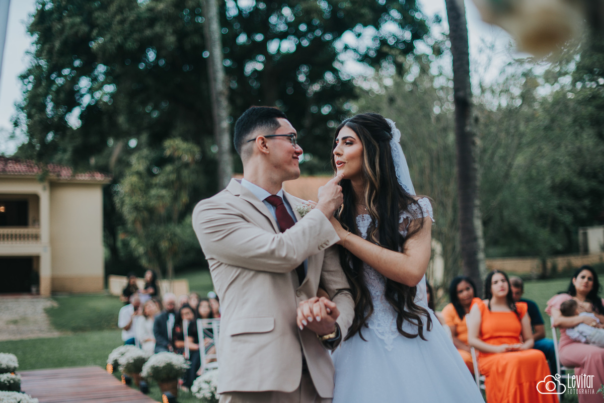 noivos se olhando casamento durante o dia ao ar livre fazenda marambaia em guaratinguetá