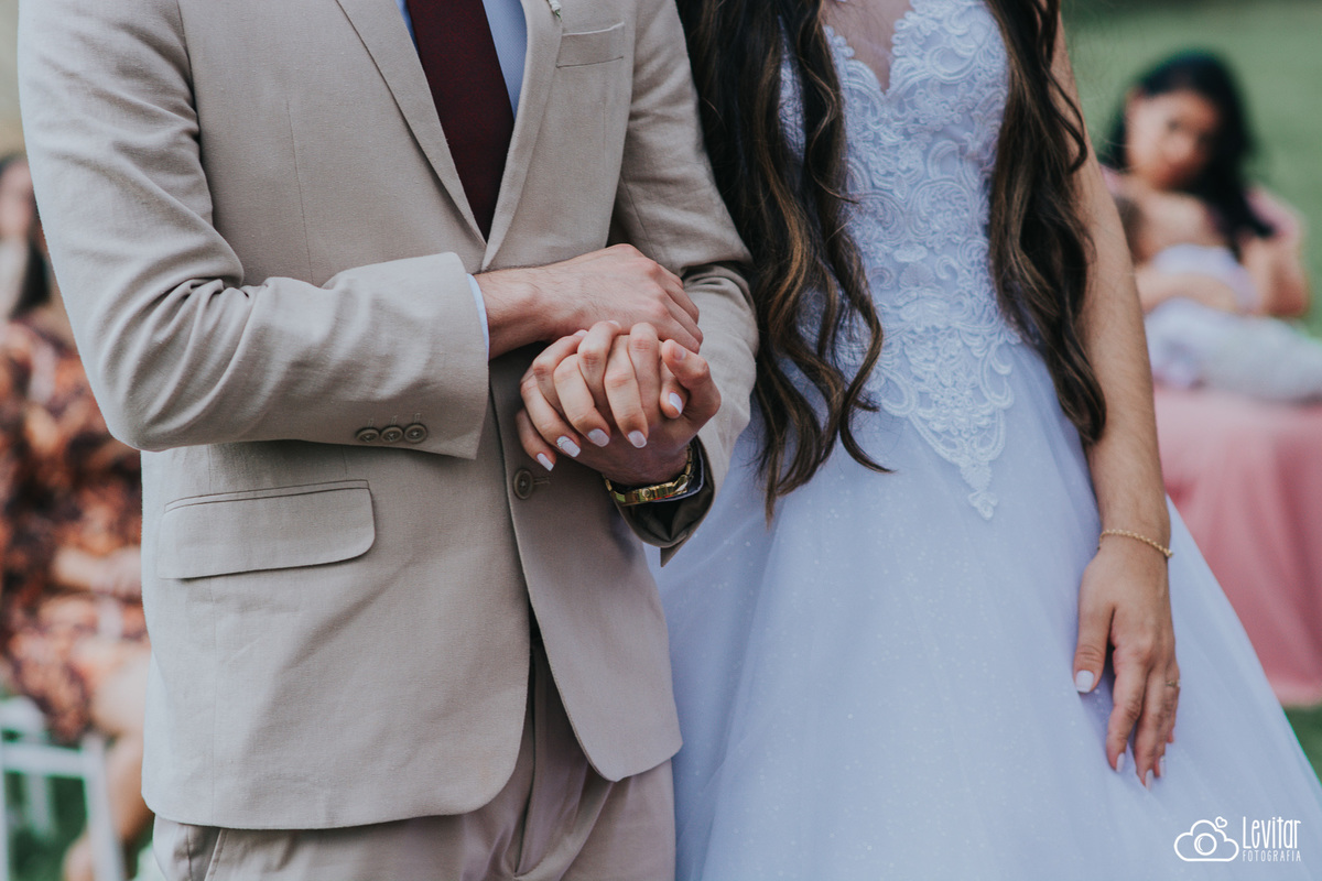 mãos dadas dos noivos 