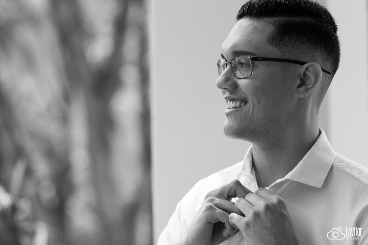 Noivo arrumando camisa no Making of 