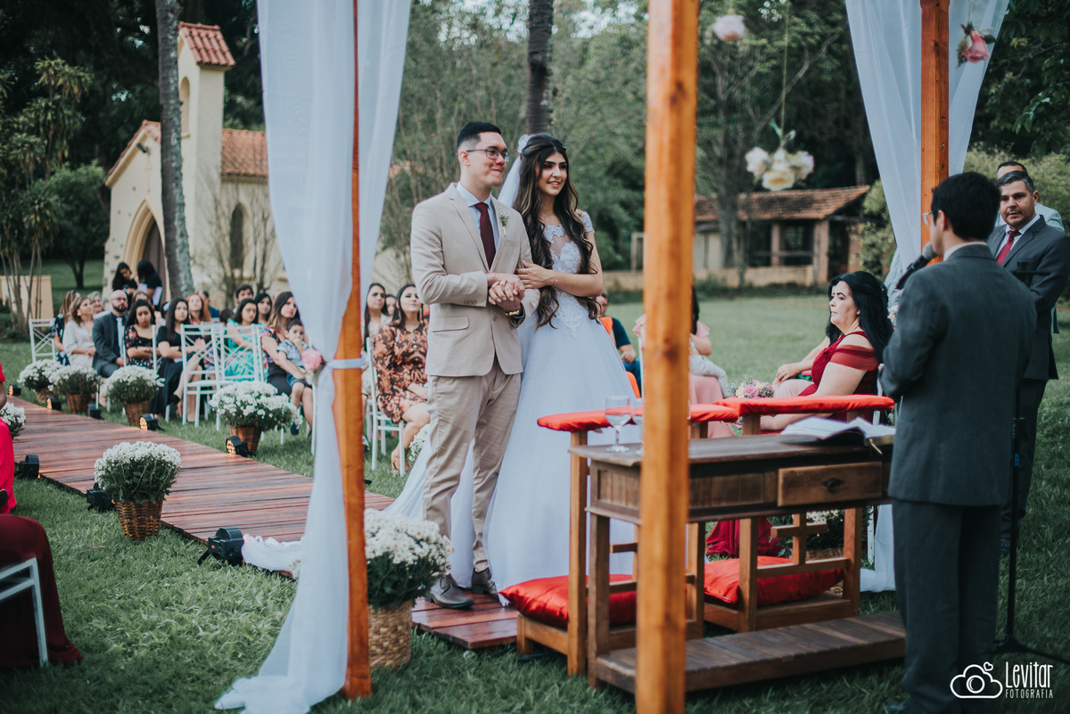 Pastor celebra cerimônia de casamento na Fazenda Marambaia