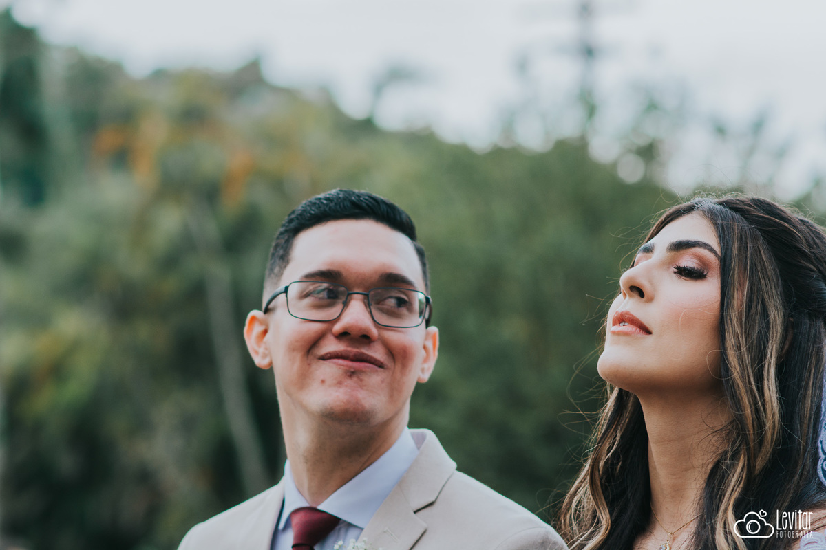 Noivo apaixonado olhando para Noiva orando