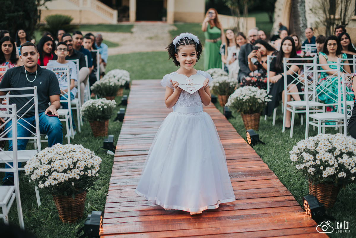 daminha levando as alianças ao altar