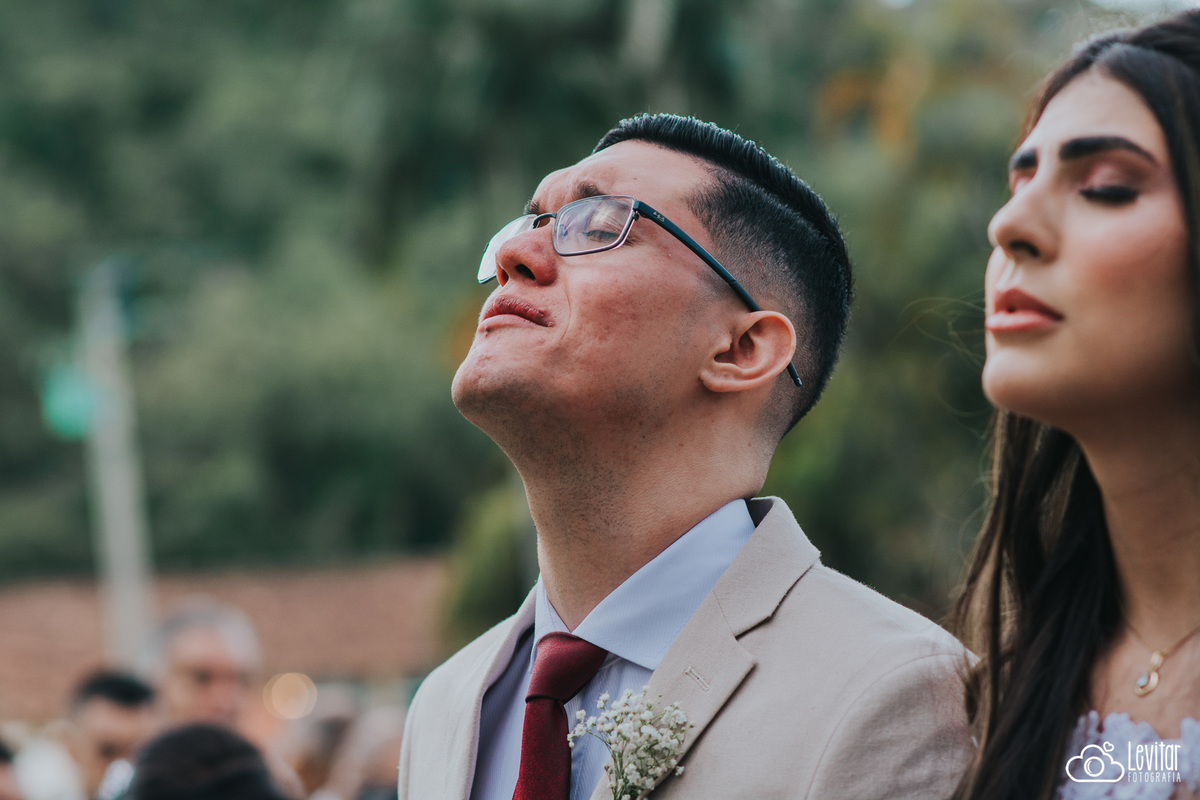noivos emocionados orando