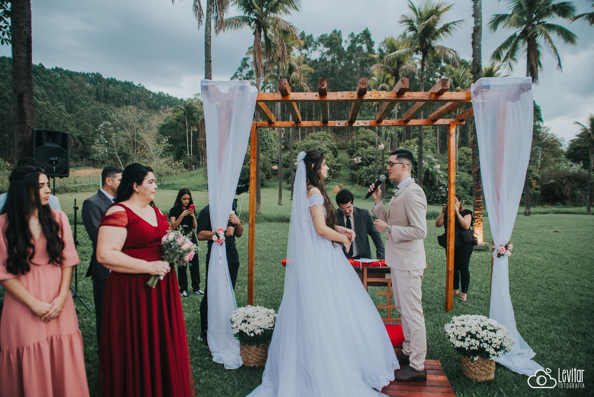 noivo faz os votos para sua noiva